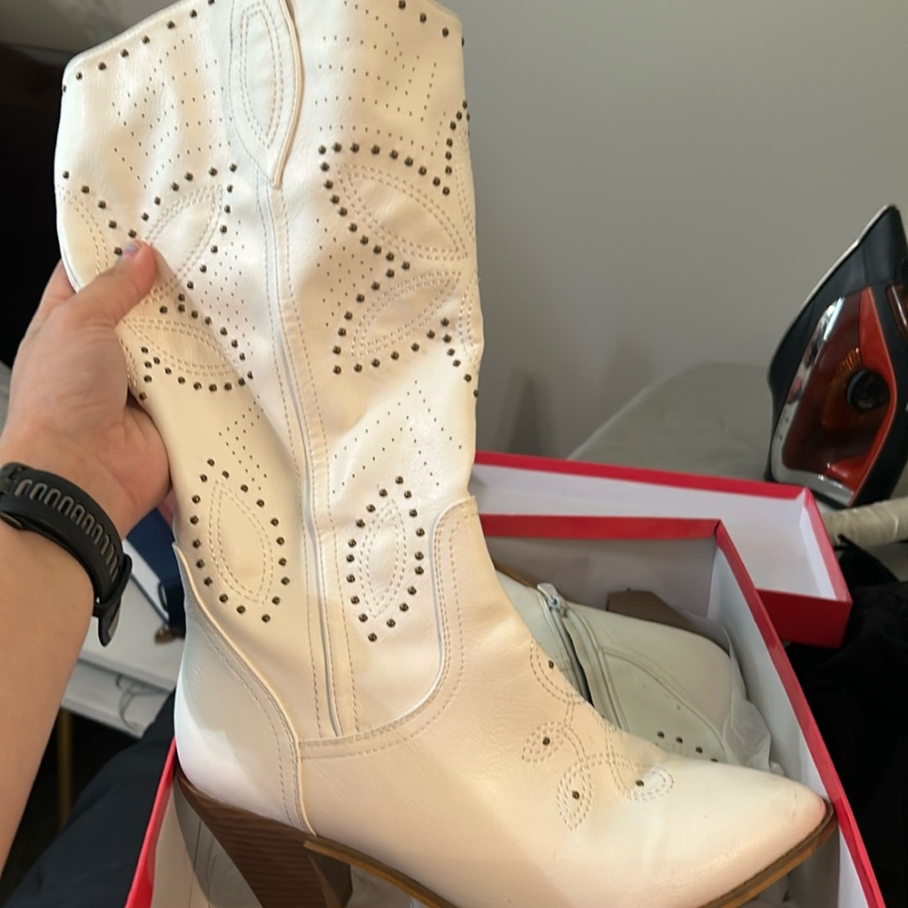 Size 9W white cowboy/cowgirl western boots
